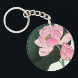ロータス日本のフラワー – ヴィンテージファインアート キーホルダー<br><div class="desc">NewParkLane -ヴィンテージファインアートボタンキーチェーン、ピンクの咲く蓮の花を持つ20世紀初頭のデザインと20世紀のプリントのヴィンテージの日本の。このコレクションで一致するアイテムを確認する。具体的な個人的なデザインの願い？感じ連絡よ。</div>