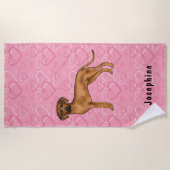 ローデシアンのリッジバックドッグのピンクのハートの名前 ビーチタオル (正面)