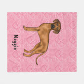 ローデシアンのリッジバックドッグのピンクのハートの名前 フリースブランケット (正面(横))