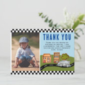 ロードで走るレーシングカーの少年写真誕生日 サンキューカード (スタンド正面)