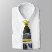 ロードネックのネクタイの上に溢れる ネクタイ (タイ)