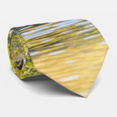 ロードネックのネクタイの上に溢れる ネクタイ (ロール)