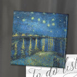 ローヌ川の星空の夜 | Vincent Van ゴッホMag マグネット<br><div class="desc">スターリーナイトローヌ(1888)の上でオランダアーティストのヴィンセント・ヴァン・ゴッホ。オリジナルのアートワークは、青と黄色のムーディな色合いのエネルギッシュなポスト印象派の夜空を描いたキャンバス上の油である。デザインツールを使用してイメージのカスタム文字を追加したり、イメージをカスタマイズする。</div>