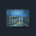 ローネビンセント・ヴァン・ゴッホ上空の星空の夜 キャンバスプリント<br><div class="desc">Starry Night Over The Rhoneは1888年にヴィン絵を描セント・ヴァン・ゴッホ(キャンバス上の油)によって制作された。夜に絵画沈むローネ川をのまわりに捕らえた。夜の挑戦は絵画、ファン・ゴッホとスター絵画リー・ナイトを魅了したローヌ川の上で彼は輝く青い水を渡ってアーレスのガス照明の反射を捉えることができる見晴らし点を選んだ。最前線では、2人の恋人が川の土手に沿って散歩する。真絵を描のロマンスの本質を捉えた。</div>