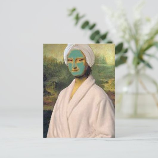 ローブおもしろいを着てスキンケアをしているモナリザ ポストカード (スタンド正面)