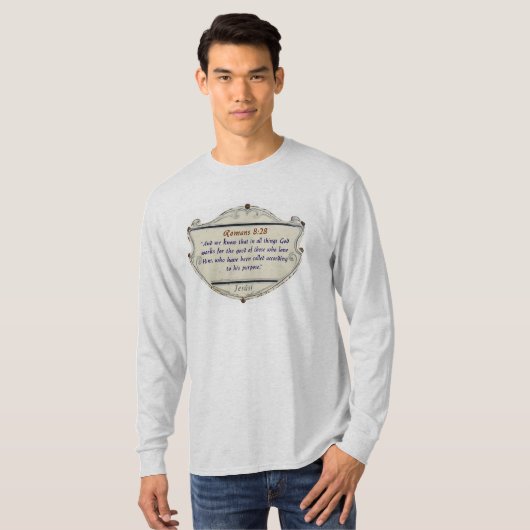 ローマ人への手紙 8:28 シールド柄 クリスチャンメンズ ロングスリーブTシャツ Tシャツ (正面フル)