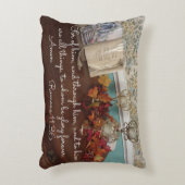 ローマ人11:36彼のために、そして彼を通して。 アクセントクッション (正面(垂直))