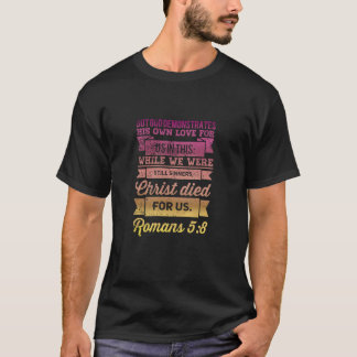 ローマ人5:8聖書の詩デザイン Tシャツ