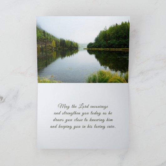 ローマ書 5:3-4 私たちは苦しみの中で喜ぶ 湖と木々 カード (内部)