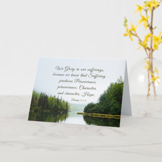 ローマ書 5:3-4 私たちは苦しみの中で喜ぶ 湖と木々 カード (黄色い花)