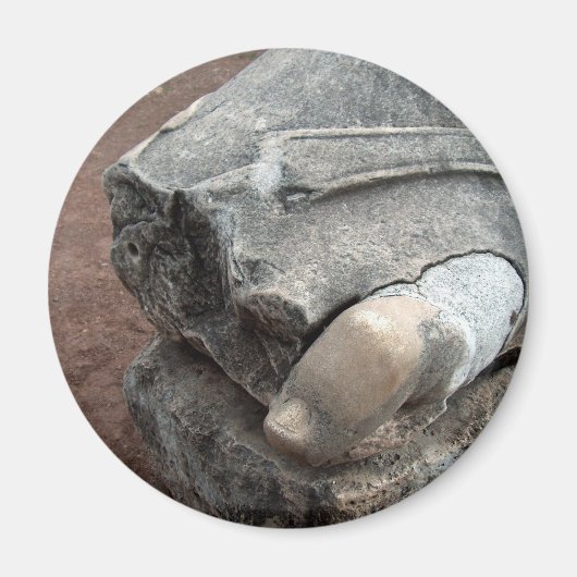 ローマ遺跡の像のつま先 マグネット (正面)