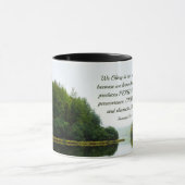 ローマ5:3-4苦しむ湖の木々に栄光を マグカップ (中央)