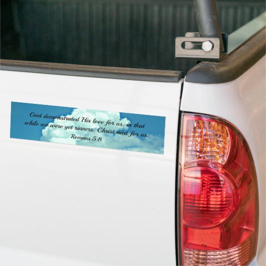ローマ5:8神は私たちのために彼の愛を示された… バンパーステッカー (トラック上)