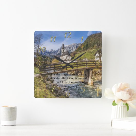 ローマ6:23川のある山の近くの教会 スクエア壁時計 (ホーム)