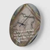 ローマ6:23銀の十字架の聖なる聖書 ラージ壁時計 (傾斜)
