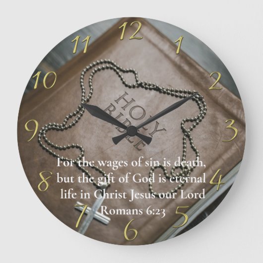 ローマ6:23銀の十字架の聖なる聖書 ラージ壁時計 (正面)