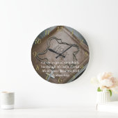 ローマ6:23銀の十字架の聖なる聖書 ラージ壁時計 (ホーム)