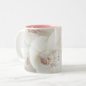 ローマ8:39神の愛の聖書白い蘭 ツートーンマグカップ (正面左)