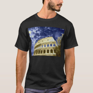 ローマColosseumの曇った青空1 Tシャツ