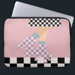 ローモダンラ市松模様にスケートで滑るガールアートチェック ラップトップスリーブ<br><div class="desc">スカートにチェックのローラスケーター女の子、およびクワ市松模様にドの薄紫、チェッカーボードパターンディスコの床のローラスケートで滑る。完璧な抽象芸術レッグローラースケートのアートのためのローラーダービーの赤ちゃん、女性、女の子。愛らしいローラースケート柄のデザインをホームデコ、マグカップ、ラッピング紙等に。ローラースケートのアートイラストレーションデザインギフトのための娘、孫娘、ダービーガール、ローラーベー。ローラースケート、クワッドローラースケート、レトロヴィンテージローラースタイル、ローラースケーター用、クラシックローラースケートパステル美学イラストレーション、ローラーダービー、ローラーダービーパターン、ローラースケート誕生日パーティー、ローラースケートパーティー、ローラーダービーパーティー誕生日ベビーシャワー</div>