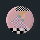 ローモダンラ市松模様にスケートで滑るガールアートチェック 缶バッジ<br><div class="desc">スカートにチェックのローラスケーター女の子、およびクワ市松模様にドの薄紫、チェッカーボードパターンディスコの床のローラスケートで滑る。完璧な抽象芸術レッグローラースケートのアートのためのローラーダービーの赤ちゃん、女性、女の子。愛らしいローラースケート柄のデザインをホームデコ、マグカップ、ラッピング紙等に。ローラースケートのアートイラストレーションデザインギフトのための娘、孫娘、ダービーガール、ローラーベー。ローラースケート、クワッドローラースケート、レトロヴィンテージローラースタイル、ローラースケーター用、クラシックローラースケートパステル美学イラストレーション、ローラーダービー、ローラーダービーパターン、ローラースケート誕生日パーティー、ローラースケートパーティー、ローラーダービーパーティー誕生日ベビーシャワー</div>