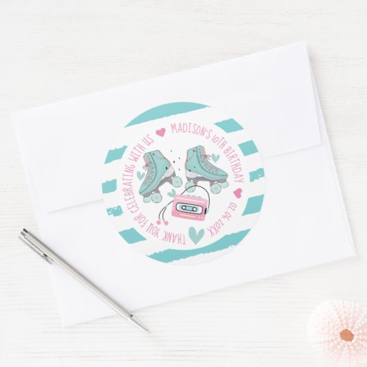 ローラスケートで滑るパステル誕生日サンキュー ラウンドシール (封筒)