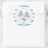 ローラスケートで滑るパステル誕生日サンキュー ラウンドシール (バッグ)