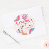 ローラスケートで滑る誕生日レトロレインボー ラウンドシール (封筒)