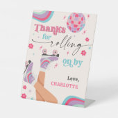 ローラスケートで滑る誕生日レトロレインボー 台座サイン (正面)