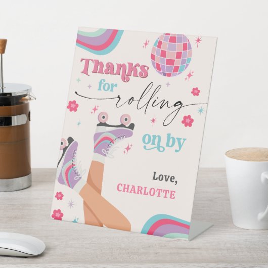 ローラスケートで滑る誕生日レトロレインボー 台座サイン (インサイチュ)