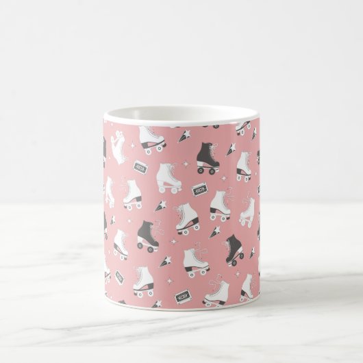 ローラスケートとカセットtを使ったシームレスなパターン コーヒーマグカップ (中央)