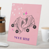 ローラスケートスケートで滑るピンク誕生日ディスコパーティー 台座サイン (インサイチュ)