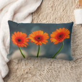 ローランバークッションに3つのオレンジのガーベラ ランバークッション (ブランケット)