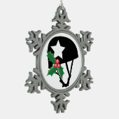 ローラーのダービーのクリスマス、ローラースケートで滑る スノーフレークピューターオーナメント (左)