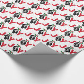 ローラーのダービーの女の子、ヒイラギとのクリスマスのスケートで滑る ラッピングペーパー (角)