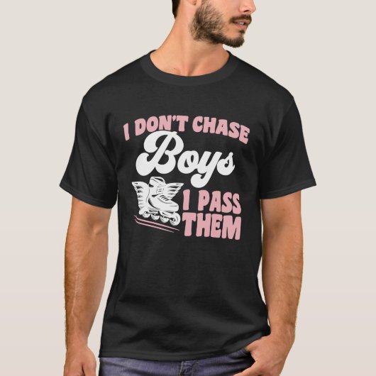 ローラースケートで滑る私は彼らを渡す少年を追わない転が Tシャツ (正面)