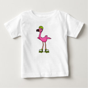 ローラースケートとヘルメット付きスケーターとしてのフラミンゴ ベビーTシャツ