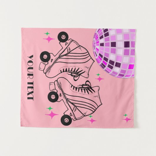 ローラースケートダービースケートで滑るピンクディスコ誕生日 タペストリー (正面(横))