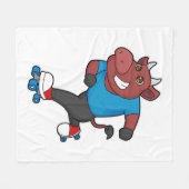 ローラースケート付きインラインスケートで滑るでブル フリースブランケット (正面(横))