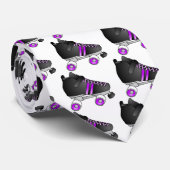 ローラーダービーは黒および紫色スケートで滑ります ネクタイ (ロール)