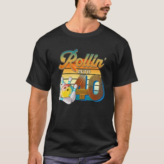 ロールイン'に40歳の誕生日ボウリングをする人、 クリケットの投手40歳の弓 Tシャツ (正面)