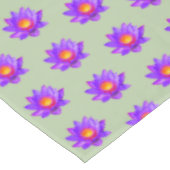 ローレルグリーンに咲くすみれ色の蓮の花 テーブルクロス (アングル)