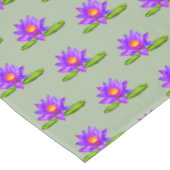ローレルグリーンに紫色の蓮の花と蓮の葉 テーブルクロス (アングル)