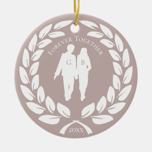 ローレルリース結婚のカップルバラ金ゴールド モノグラムの セラミックオーナメント (正面)