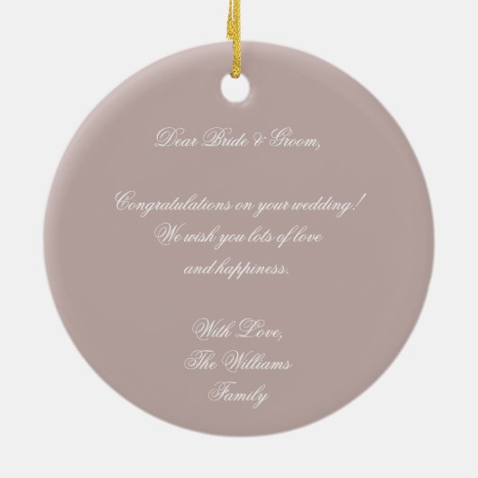 ローレルリース結婚のカップルバラ金ゴールド モノグラムの セラミックオーナメント (裏面)