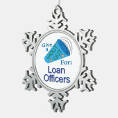 ローンの役員に大声で叫ぶ スノーフレークピューターオーナメント (右)