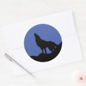 ローンウルフが丘に立つブラックブルーアートポップ・アートの ラウンドシール (封筒)
