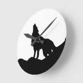 ローンウルフが丘に立つ ラウンド壁時計 (傾斜)