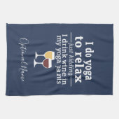 ワイおもしろいン引用文 – 私はヨガパンツでワインを飲む キッチンタオル (横)