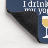 ワイおもしろいン引用文 – 私はヨガパンツでワインを飲む マウスパッド (コーナー)